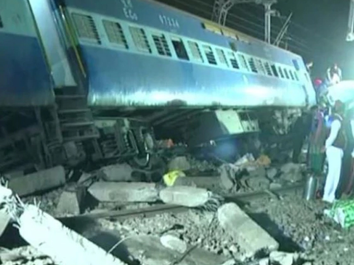 6 killed as Seemanchal Express derails in Bihar