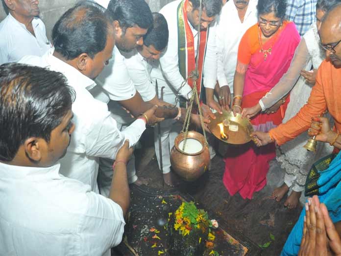 Shiva temples thronged