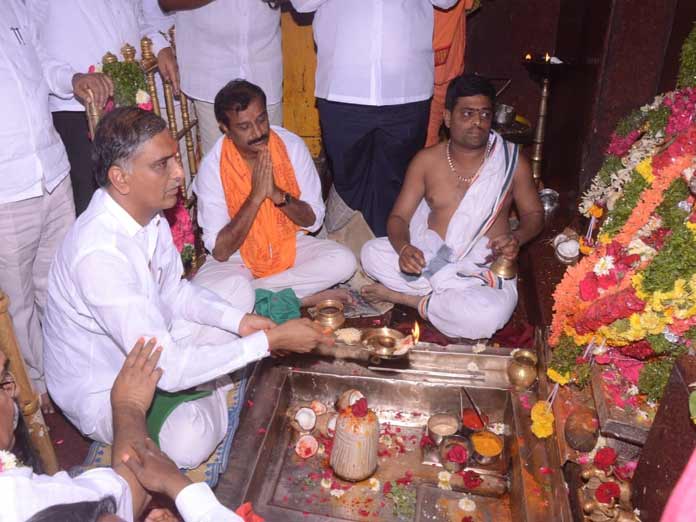 Harish seeks blessings at Ketaki temple