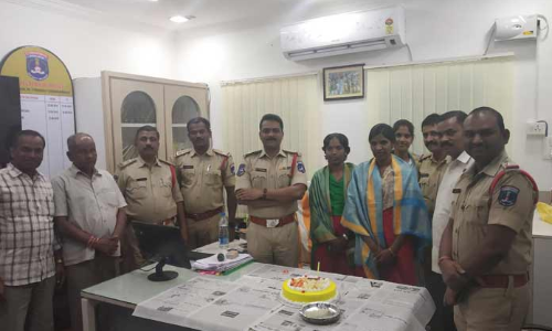 Chandanagar Inspector felicitates women staff