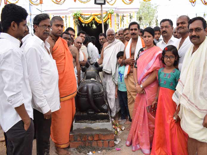 Corporator prays at Lord Shiva temple