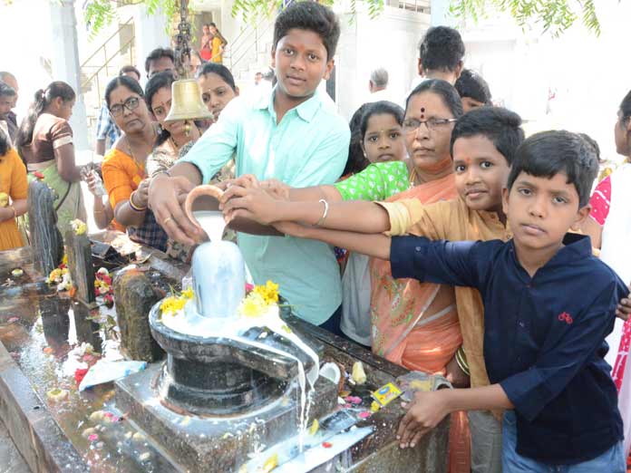 Devotees throng Ayyappa temple