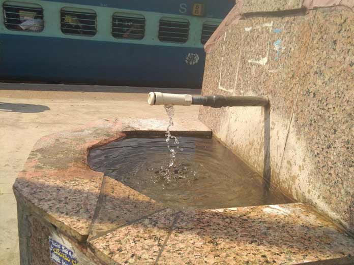 Precious water goes waste at rly station