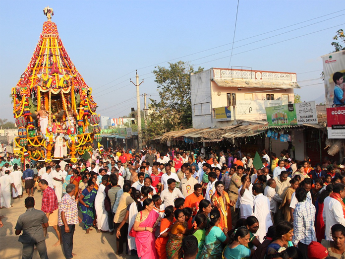 Devotees throng to Srinivasamangapuram to witness Brahmotsavam