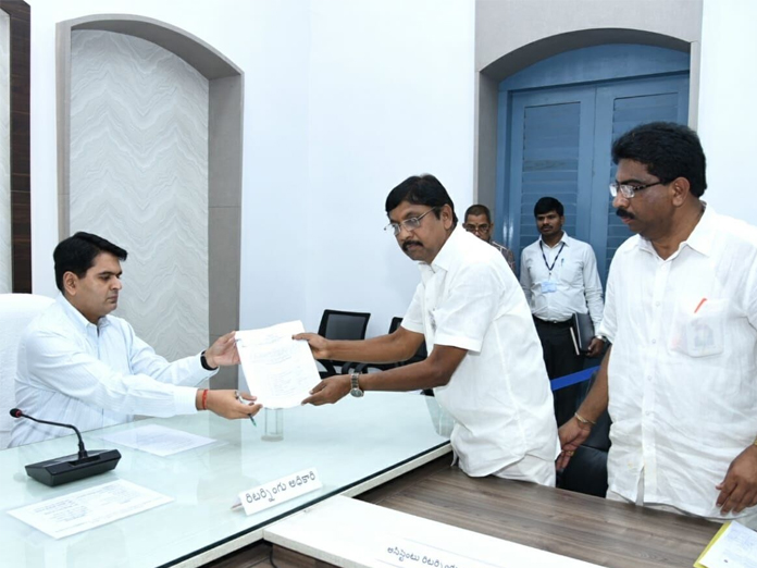 Sesha Reddy files nomination