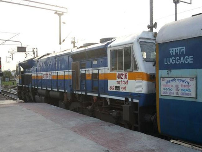 Engine of Venkatadri Express derails in Kurnool