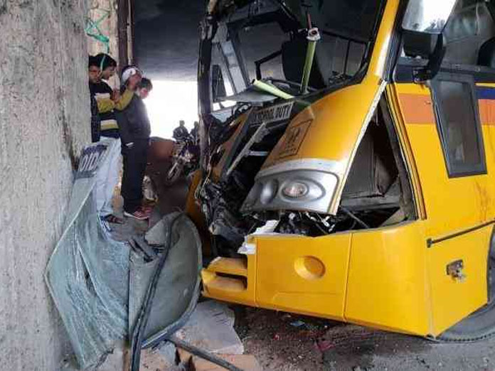 7 dead, 20 injured in bus crash in Jaipur