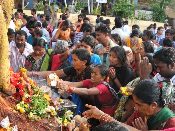 Devotees take holy dip in Godavari
