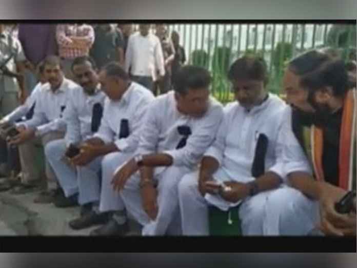 T-Congress leaders black-badge protest against Operation Akarsh