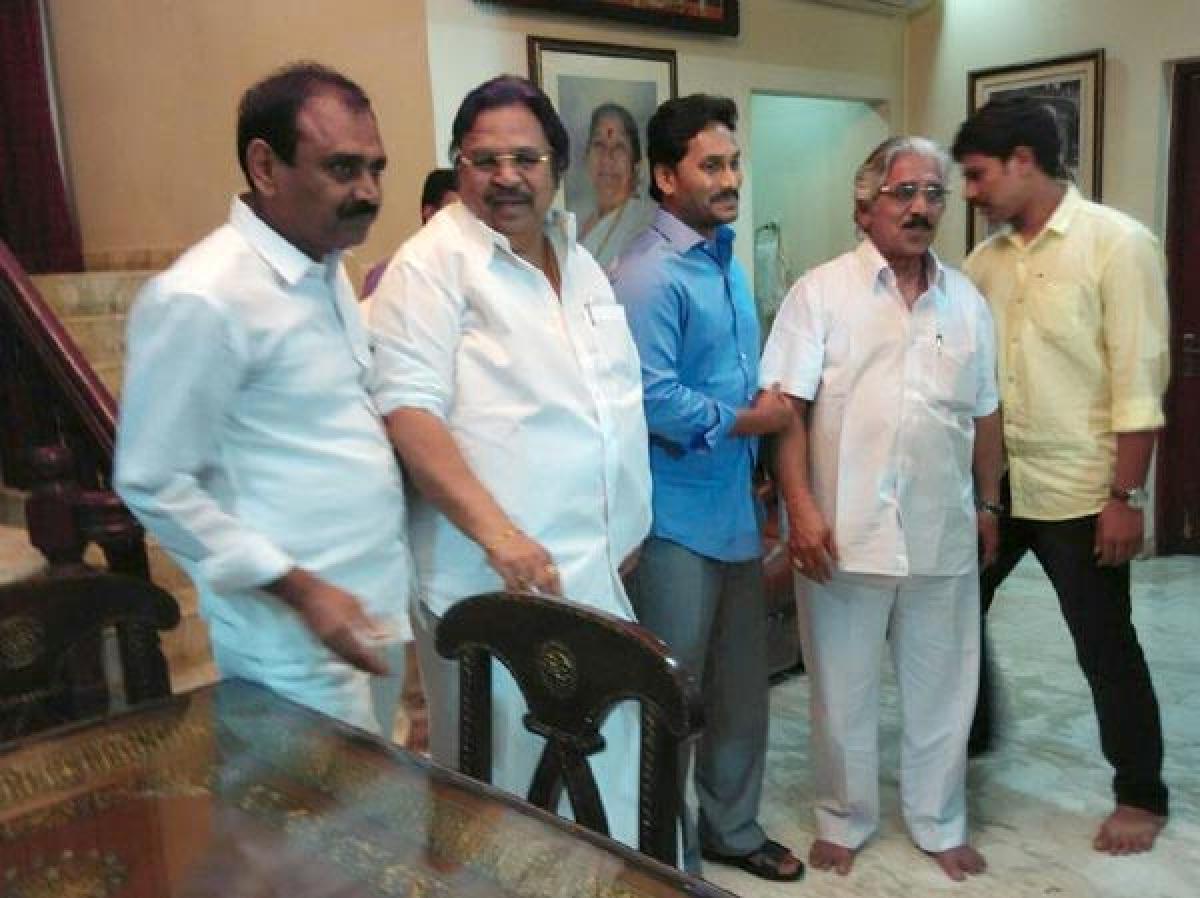 Jagans meeting with Dasari raises many eyebrows, Kapu power to YSRCP?