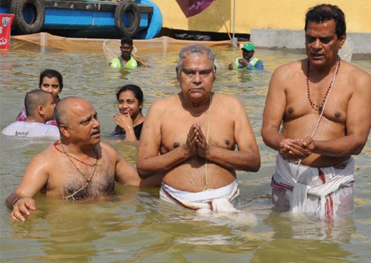Veteran actor Kota Srinivasa, Rajya Sabha MP Subbarami Reddy take a holy dip