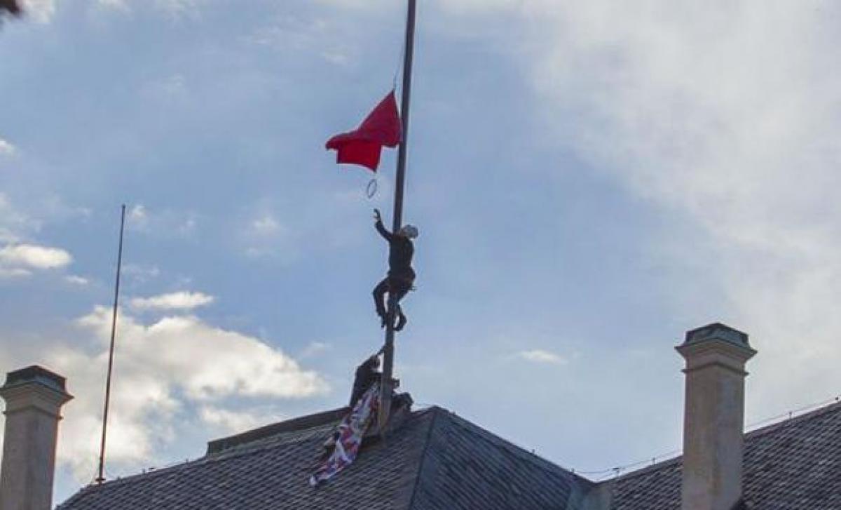 Presidential flag replaced with male underwear in Prague