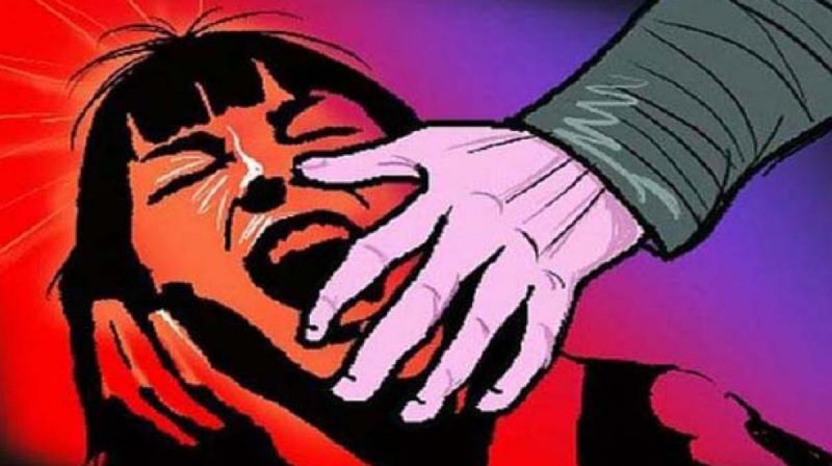 Delhi: 15-yr-old mentally challenged girl raped by man and transgender