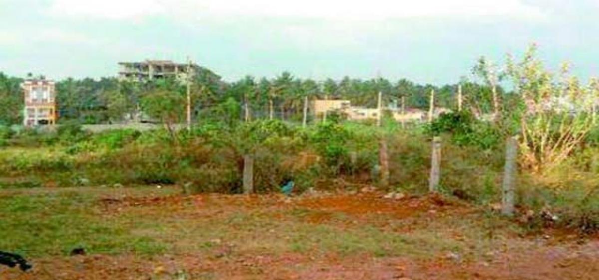 Villagers refuse to part with lands, houses for road-laying