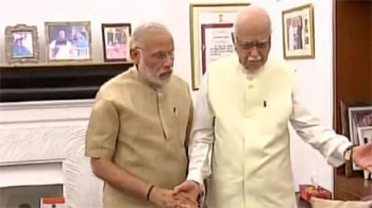 Modi meets Advani; offers condolences over wifes demise