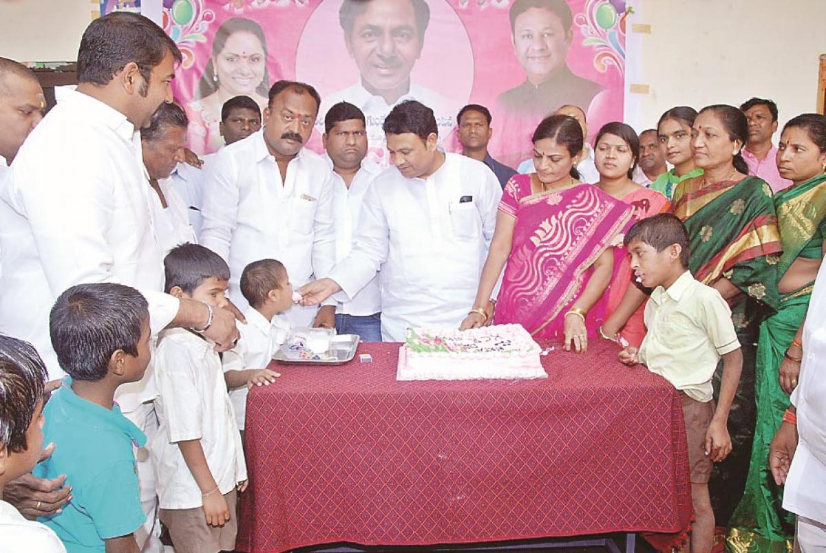TRS activists celebrate KCR’s birthday on grand scale
