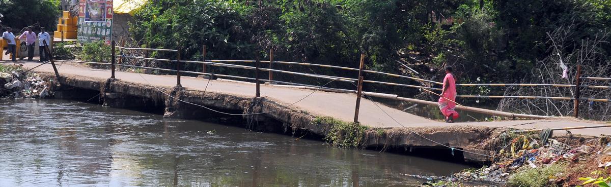 30-year-old bridge on Budameru caves-in in Gunadala