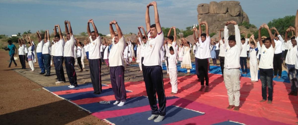 VIPs, common public flex muscles marking International Yoga Day