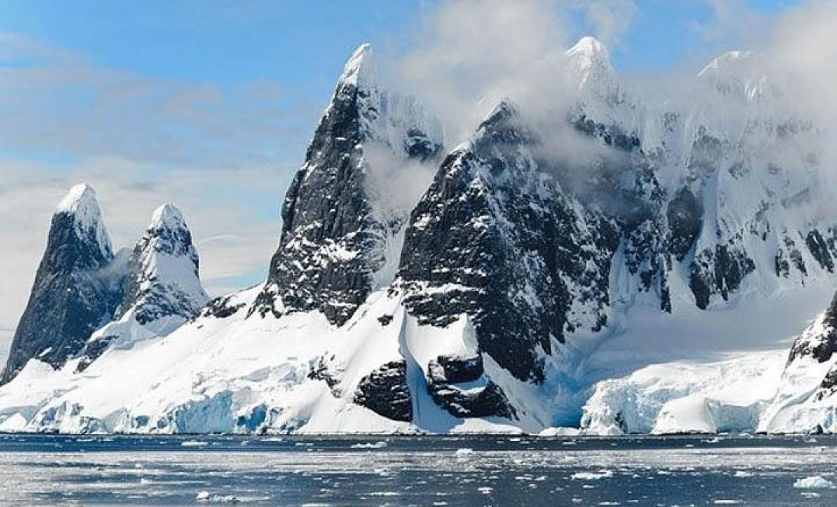 Polar tourists see monumental changes wrought by global warming
