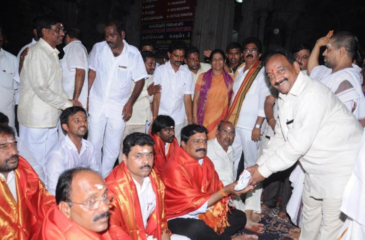 HRD Minister Ganta offers prayers at Srikalahasti