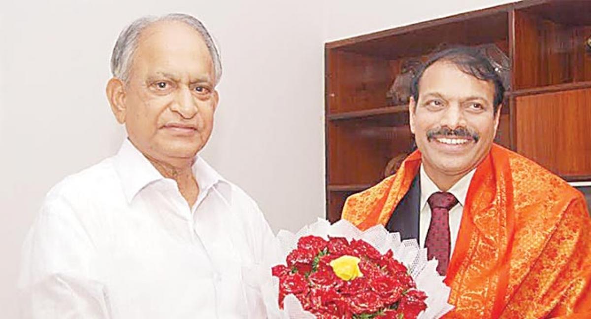 Andhra University  Vice-Chancellor  calls on MLC Murthi