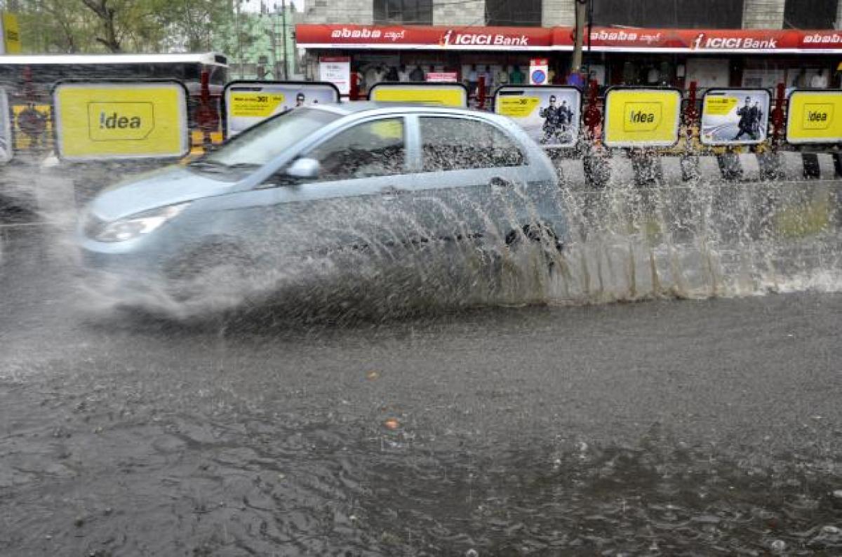 Heavy downpour lashes Hyderabad