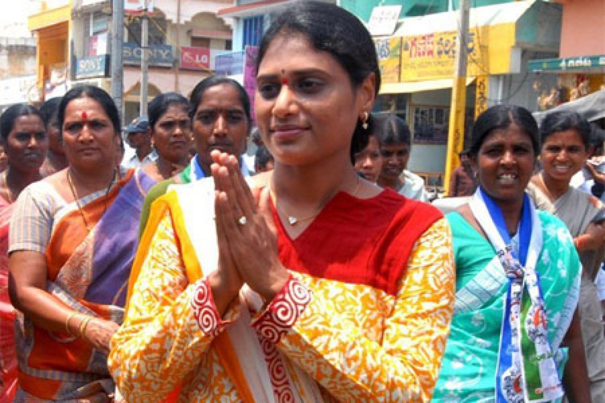 YSRCP ​leader ​Sharmila​s​ Paramarsa Yatra In Kari​m​n​a​gar