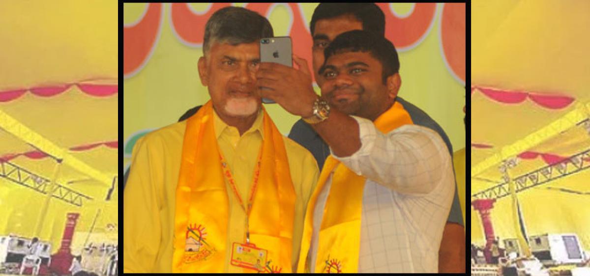 Selfie craze grips netas at Mahanadu