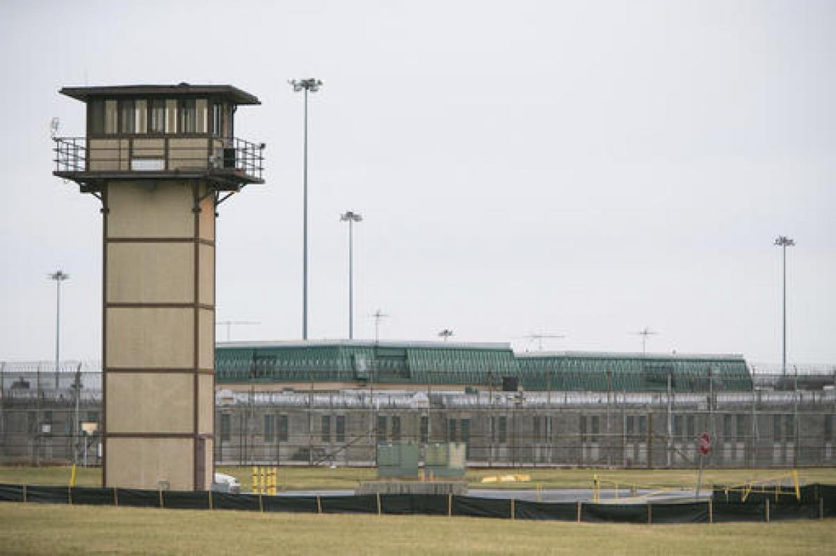1 hostage dead after US prison inmates take hostages: officials