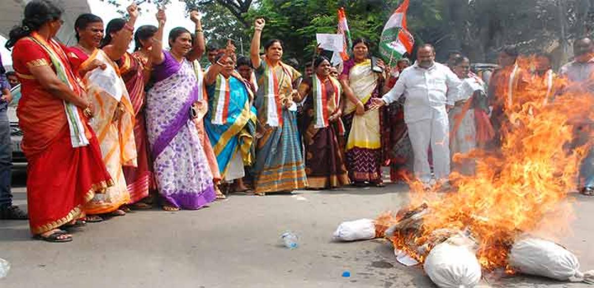 Mahila Congress activists burn PM Modi’s effigy