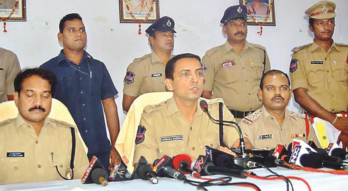 Cops bust fake job racket