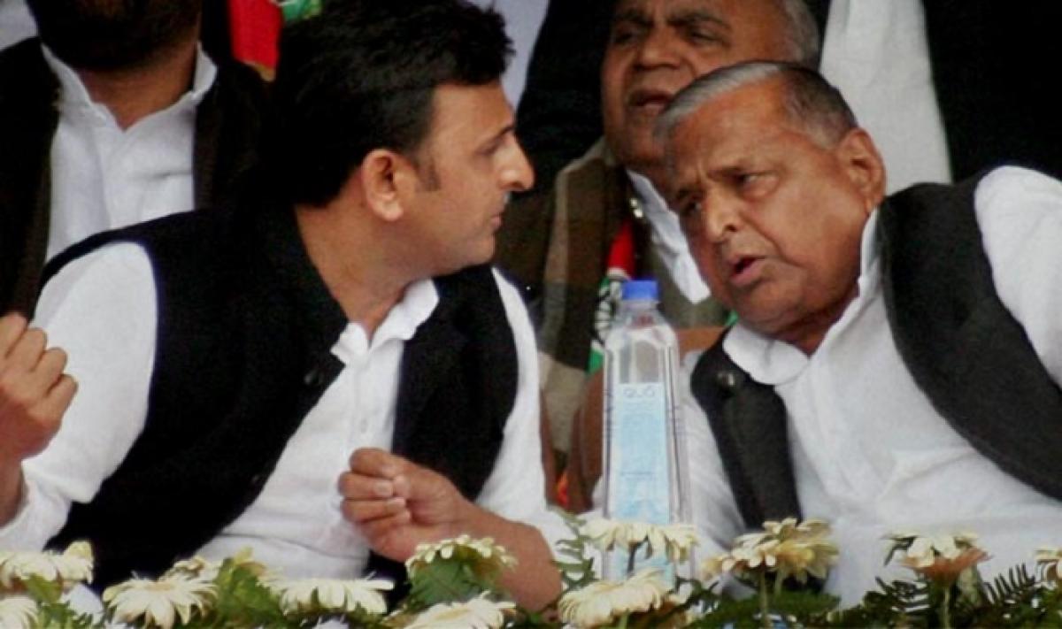 Akhilesh Yadav meets father Mulayam, Samajwadi Party truce in the offing