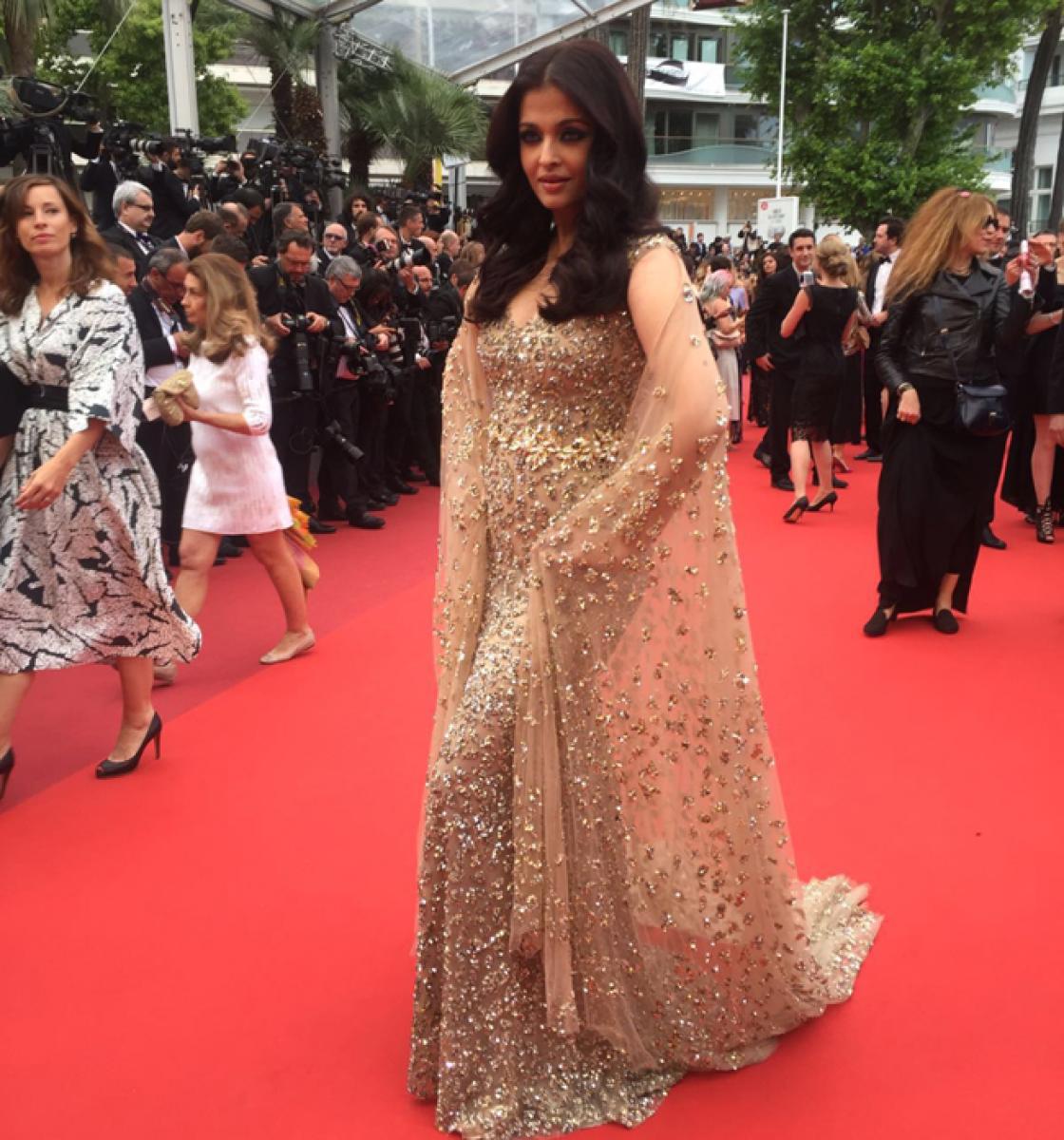 Blue Film Of Aishwria Ria - Aishwarya Rai Bachchan decks up in gold at Cannes red carpet
