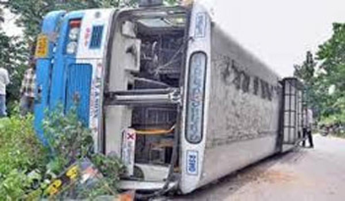 15 hurt in bus mishap