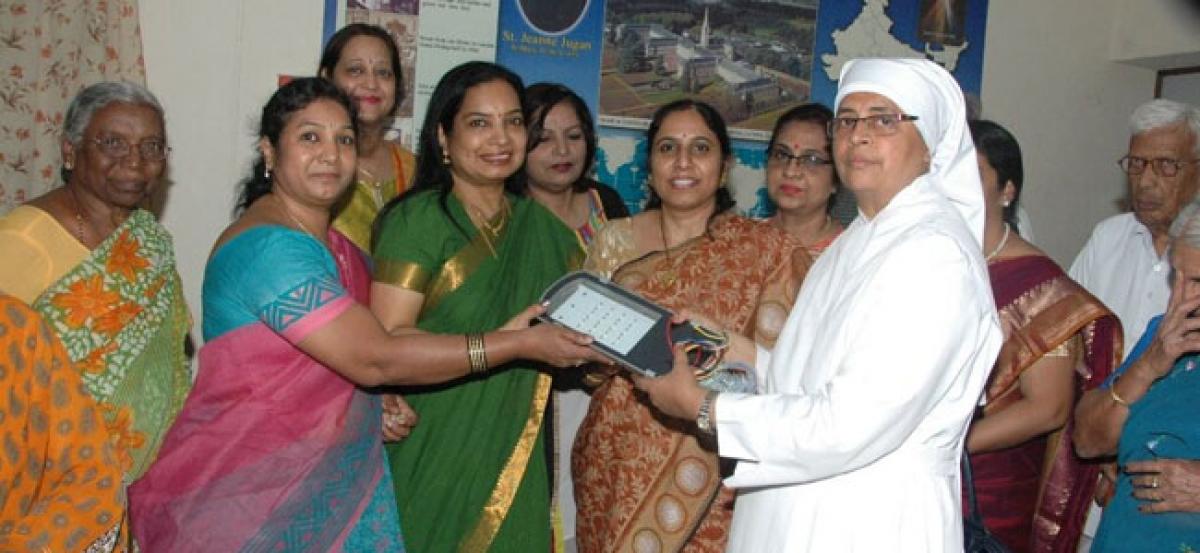 Pragati SBH Ladies club donates street light