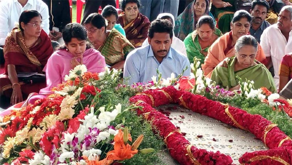 YS Jagan pays tribute at Idupalapaya on YSR death anniversary