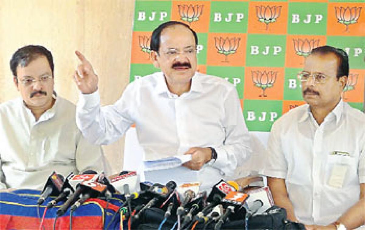 Venkaiah slams Cong for raising baseless issues