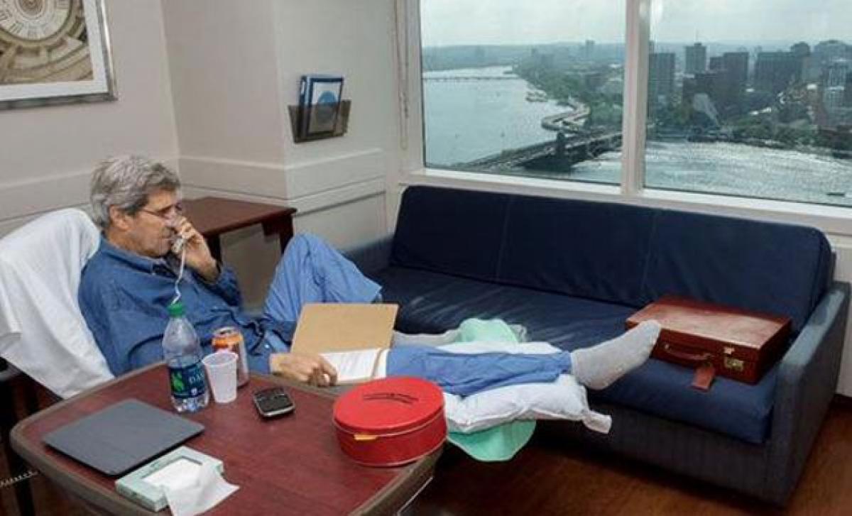 John Kerry tweets photo 10 days after breaking femur