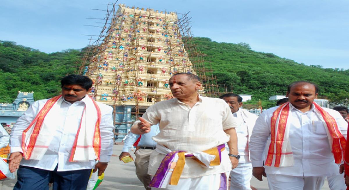 Governor offers prayers at Durga temple