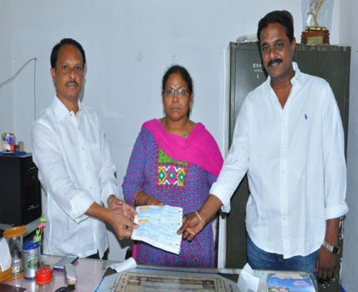 Spirited gesture from Telangana Pradesh Congress Committee  leaders