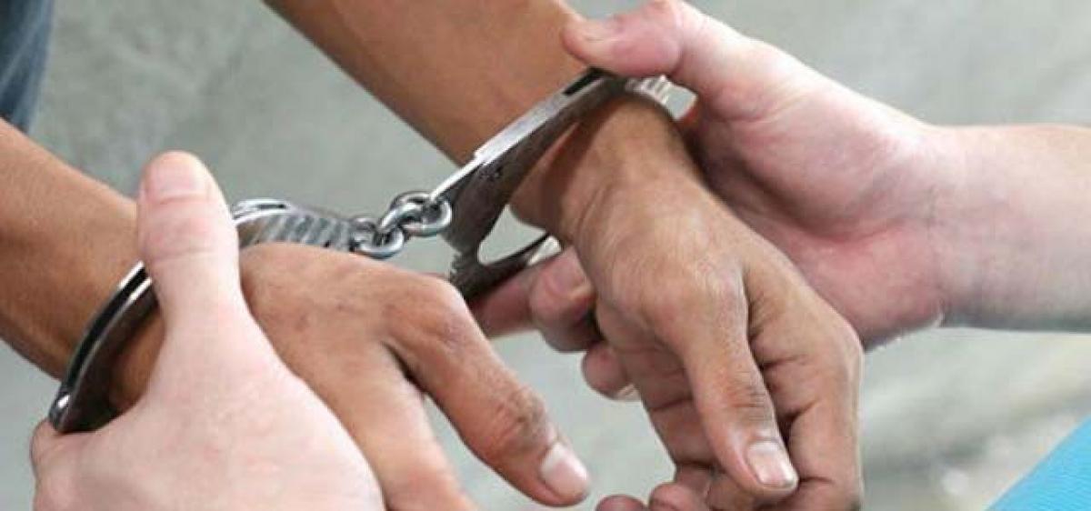 Four fraudsters nabbed for selling rice puller