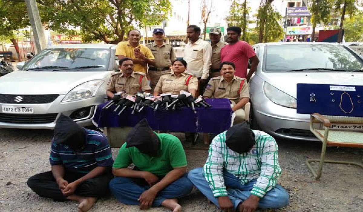Fake police racket busted, 3 held