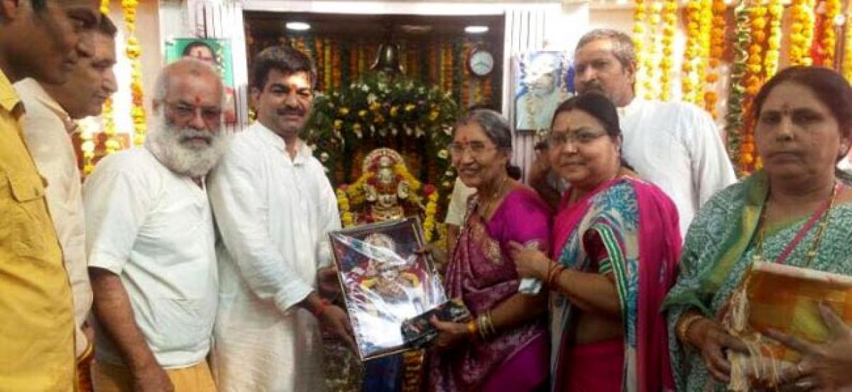 PM Modis wife Jashodaben visits temple in Charminar area