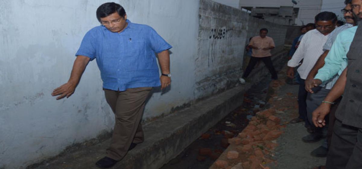 MLA Jalagam inspects CC roads in Kothagudem