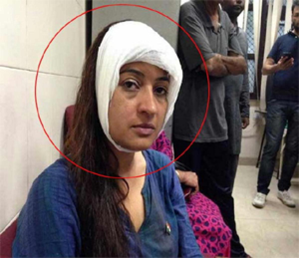 aap-lawmaker-alka-lamba-attacked-during-anti-drug-drive