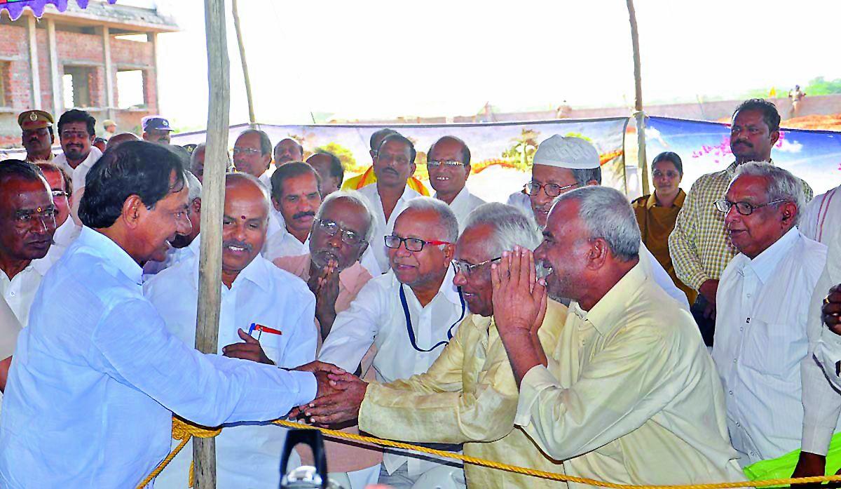 KCR displays his memory power at Dubbaka school