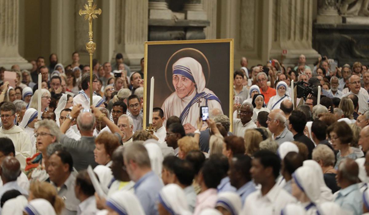 Thousands of People arrive in Vatican for Mother Teresas canonisation 