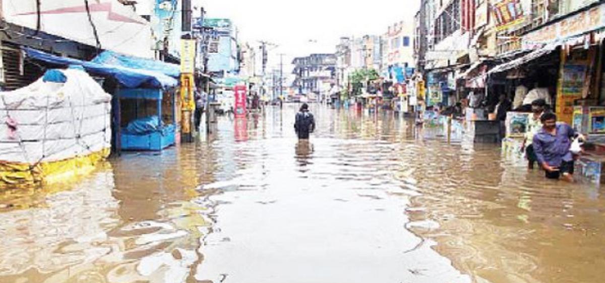 Heavy rain paralyses life in Guntur, Prakasam