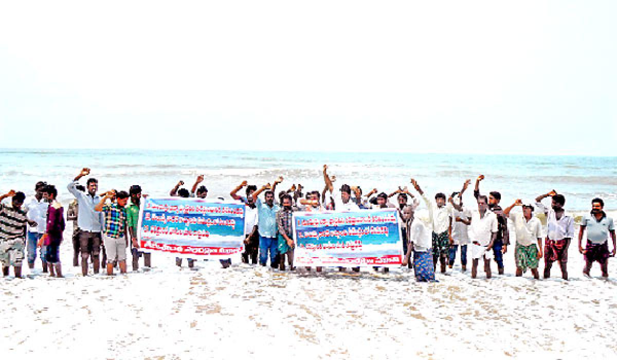 Fishermen oppose shifting of aqua park