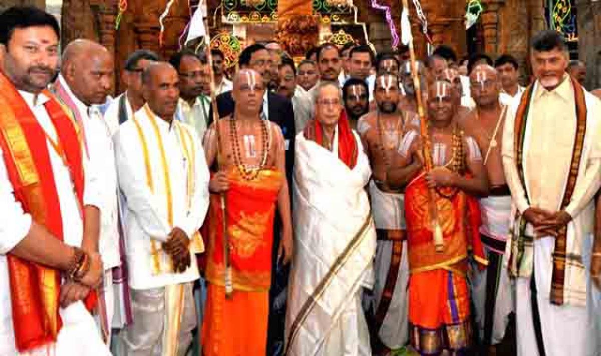 Chandrababu, President Pranab pay obeisance at Tirumala